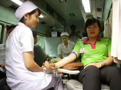 Nurses collect blood from donors in Vietnam. Experts worry there may be a shortage of blood supplies during the busy Tet holidays in February. (Photo: SGGP)