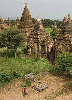 This photo taken in October 2009 shows a woman (lower L) walking among the Khay Min Ga temples at sunrise in Bagan. (AFP photo)