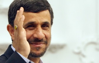 Iranian President Mahmoud Ahmadinejad waves during his morning official meetings at the presidential offices in Tehran on January 7, 2010. (AFP photo)