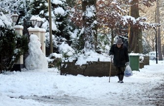 A man walks along an ungritted footpath in Hale, Manchester on January 7, 2010. (AFP photo) A man walks along an ungritted footpath in Hale, Manchester on January 7, 2010. (AFP photo)