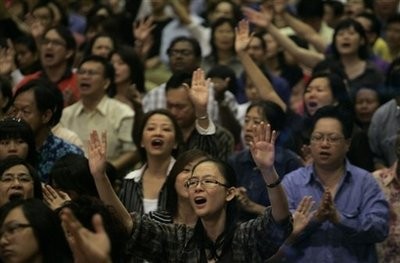 Christian devotees sing songs during a Sunday service at the meeting hall of the Malaysian Chinese Association party in Kuala Lumpur, Malaysia, Sunday, Jan. 10, 2010. (AFP Photo) Christian devotees sing songs during a Sunday service at the meeting hall of the Malaysian Chinese Association party in Kuala Lumpur, Malaysia, Sunday, Jan. 10, 2010. (AFP Photo)