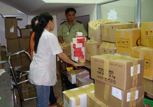 HCM City inspectors check drugs at Minh Phuc Company on Jan. 8, 2009 (Photo: Tuoi tre)