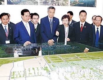 Prime Minister Nguyen Tan Dung (2nd L) and his Singaporean counterpart, Lee Hsien Loong (4th L), look at a model of the Vietnam-Singapore Industrial Park Project, work on which started on January 13 in the northern port city of Hai Phong. (Photo: SGGP) Prime Minister Nguyen Tan Dung (2nd L) and his Singaporean counterpart, Lee Hsien Loong (4th L), look at a model of the Vietnam-Singapore Industrial Park Project, work on which started on January 13 in the northern port city of Hai Phong. (Photo: SGGP)