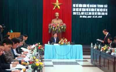Deputy PM Hoang Trung Hai applauds Da Nang's efforts to keep the prices stable at a meeting with the province