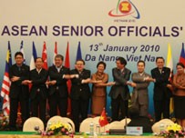 ASEAN delegates hold hands at the opening of the senior officials meeting in Da Nang on January 13. (Photo: Thanh Nien) ASEAN delegates hold hands at the opening of the senior officials meeting in Da Nang on January 13. (Photo: Thanh Nien)