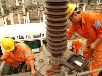 HCMC Power Company's workers check a power station in a suburban area. (Photo: VNA) HCMC Power Company's workers check a power station in a suburban area. (Photo: VNA)