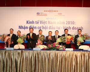 The “Vietnamese economy in 2010: business and investment opportunities” seminar held in Hanoi on January 14, where the country’s economic prospects were discussed and two economic scenarios forecast. (Photo: VnMedia) The “Vietnamese economy in 2010: business and investment opportunities” seminar held in Hanoi on January 14, where the country’s economic prospects were discussed and two economic scenarios forecast. (Photo: VnMedia)