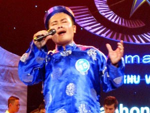 Nguyen Ngoc Ky sings “Doi Do Ngan Nam” (One-Thousand-Year Relocated Capital) at the finale of the 2009 Music Awards Ceremony in HCMC. (Photo: Hanoimoi)