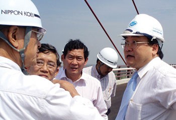 Deputy Prime Minister Hoang Trung Hai (R) speaks with contractors of the Can Tho Bridge in the eponymous city on January 16 (Photo: SGGP) Deputy Prime Minister Hoang Trung Hai (R) speaks with contractors of the Can Tho Bridge in the eponymous city on January 16 (Photo: SGGP)
