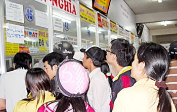 Many people in Ho Chi Minh City failed January 16 to buy bus tickets for the busy travel week ahead of Tet (Photo: SGGP) Many people in Ho Chi Minh City failed January 16 to buy bus tickets for the busy travel week ahead of Tet (Photo: SGGP)