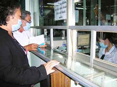 Patients register to see doctors at HCMC’s People’s Hospital 115. Many complain that they are forced to buy from the hospital’s pharmacies at very high prices despite having medical insurance which entitles them to free medicines (Photo: SGGP)
