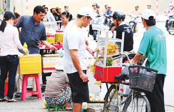HCMC vendors who illegally take up space on public pavement are undeterred by low fines. Experts say this is part of the reason why recent urban civilization campaigns have not seen better success. (Photo: SGGP) HCMC vendors who illegally take up space on public pavement are undeterred by low fines. Experts say this is part of the reason why recent urban civilization campaigns have not seen better success. (Photo: SGGP)