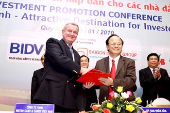 Randy Guttery, general director of Metro Cash & Carry (L) and Chairman of Binh Dinh People’s Committee Nguyen Van Thien agree a new Metro wholesale center to be built in the province this year. Randy Guttery, general director of Metro Cash & Carry (L) and Chairman of Binh Dinh People’s Committee Nguyen Van Thien agree a new Metro wholesale center to be built in the province this year.