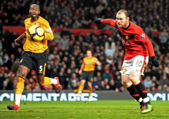 Rooney (R) scores his third goal during the English Premier League football match between Manchester United and Hull City at Old Trafford on January 23, 2010. AFP PHOTO