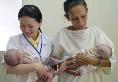 Nurses take care of the babies, a boy and a girl, who are in stable health conditions (Photo: SGGP)