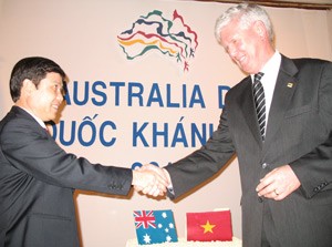 Australian Consul General Graeme Swift (R) shakes hands with Ho Chi Minh City Vice Chairman Le Minh Tri at the Australia Day reception in the city on Jan. 26 (Photo: Tuong Thuy) Australian Consul General Graeme Swift (R) shakes hands with Ho Chi Minh City Vice Chairman Le Minh Tri at the Australia Day reception in the city on Jan. 26 (Photo: Tuong Thuy)