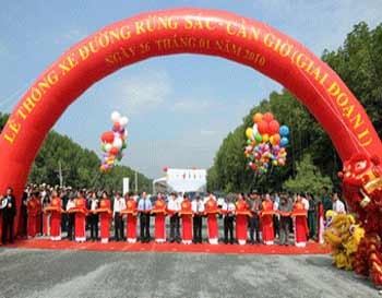 Rung Sac Road between HCMC and its coastal district of Can Gio opened partially to traffic with this ceremony January 26 (Photo: Cong An TP. HCM) Rung Sac Road between HCMC and its coastal district of Can Gio opened partially to traffic with this ceremony January 26 (Photo: Cong An TP. HCM)