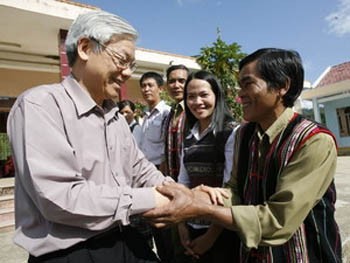 NA Chairman Nguyen Phu Trong (L) meets with people of the Raglai ethnic minority in Khanh Vinh District, Khanh Hoa Province January 29 (Photo: VNA) NA Chairman Nguyen Phu Trong (L) meets with people of the Raglai ethnic minority in Khanh Vinh District, Khanh Hoa Province January 29 (Photo: VNA)