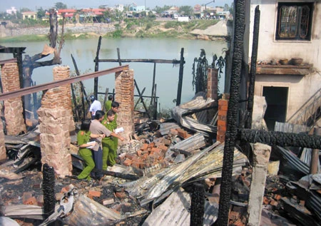 Bình Định: Lửa thiêu rụi 7 căn nhà, 30 người thoát chết
