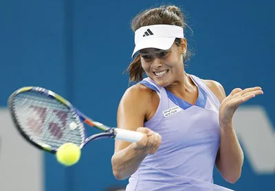 Ana Ivanovic nghiến răng tung ra một cú thuận tay… đầy vất vả.