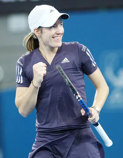 Henin thắng trận đầu tiên!