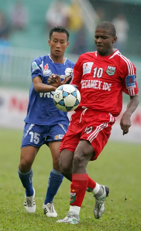 Tiền đạo Philani (10, B. Bình Dương). Ảnh: Hoàng Hùng