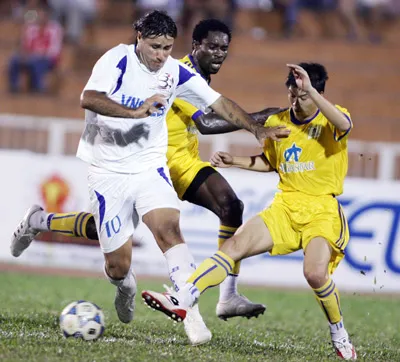 Tiền đạo Mario (10, CLB TPHCM) đột phá qua hàng phòng ngự của M.Nam Định. Ảnh: Hoàng Hùng