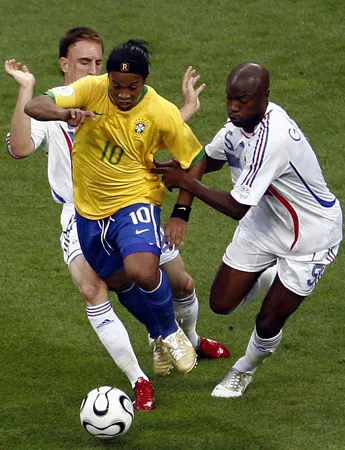 Ronaldinho trong trận thua Pháp 0-1 ở World Cup 2006.