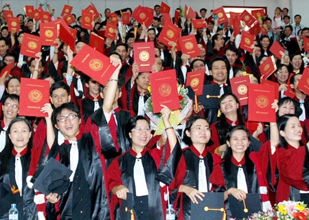 Sẽ có nhiều tân thạc sĩ tiếp tục hành trình bảo vệ luận án tiến sĩ. Ảnh: MAI HẢI Sẽ có nhiều tân thạc sĩ tiếp tục hành trình bảo vệ luận án tiến sĩ. Ảnh: MAI HẢI