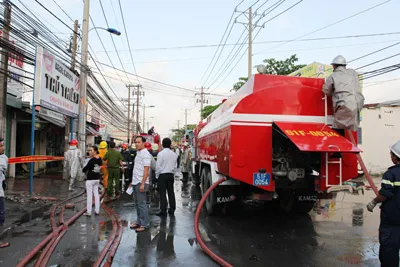 TPHCM: Cháy lớn ở Thủ Thiêm, 5 căn nhà bị thiệt hại