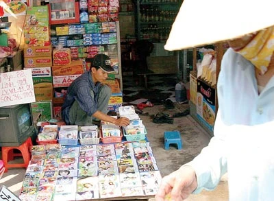 Băng đĩa đủ loại được bày bán ở chợ Văn Thánh. Ảnh: D.K Băng đĩa đủ loại được bày bán ở chợ Văn Thánh. Ảnh: D.K