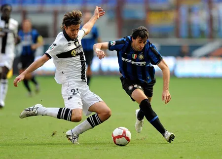 Pha tranh bóng giữa tiền đạo Diego Milito (phải, Inter) và hậu vệ Parma Massimo Paci