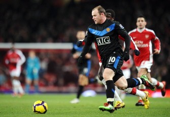 Wayne Rooney (L) vies with Arsenal defender Emmanuel Eboue (R) during their English Premier League football match against Arsenal at the Emirates in London on January 31, 2010. AFP PHOTO Wayne Rooney (L) vies with Arsenal defender Emmanuel Eboue (R) during their English Premier League football match against Arsenal at the Emirates in London on January 31, 2010. AFP PHOTO