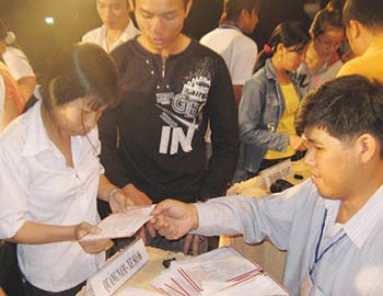 Nearly 500 workers received free Tet bus tickets from the HCMC Fund for Workers on Sunday, January 31 (Photo: SGGP) Nearly 500 workers received free Tet bus tickets from the HCMC Fund for Workers on Sunday, January 31 (Photo: SGGP)