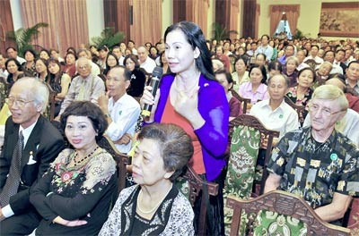 An overseas Vietnamese expresses her concern over the way the newly amended Nationality and Housing laws are being implemented at a workshop held on January 31 by the Ho Chi Minh City Overseas Vietnamese Liaison Association (Photo: SGGP) An overseas Vietnamese expresses her concern over the way the newly amended Nationality and Housing laws are being implemented at a workshop held on January 31 by the Ho Chi Minh City Overseas Vietnamese Liaison Association (Photo: SGGP)