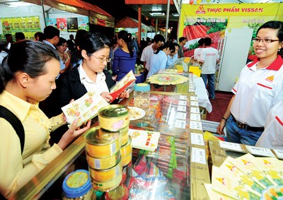 Customers purchase products at the VISSAN booth during the “Nghia tinh mua xuan” (Sentimental attachment to spring) shopping festival hosted by Sai Gon Giai Phong (Photo: SGGP) Customers purchase products at the VISSAN booth during the “Nghia tinh mua xuan” (Sentimental attachment to spring) shopping festival hosted by Sai Gon Giai Phong (Photo: SGGP)