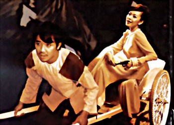 A scene in the "Duyen Viet 1" program by Superpowl Theater. A scene in the "Duyen Viet 1" program by Superpowl Theater.