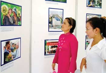 HCM City residents observe photos at an exhibition titled “The Communist Party of Vietnam: 80 years of glorious victories,” at the Labor Culture Palace in District 1. (Photo: SGGP) HCM City residents observe photos at an exhibition titled “The Communist Party of Vietnam: 80 years of glorious victories,” at the Labor Culture Palace in District 1. (Photo: SGGP)