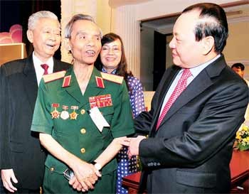 HCM City Party leader Le Thanh Hai (R) meets with delegates at a meeting held February 1 to mark the 80th anniversary of the Communist Party. (Photo: SGGP) HCM City Party leader Le Thanh Hai (R) meets with delegates at a meeting held February 1 to mark the 80th anniversary of the Communist Party. (Photo: SGGP)