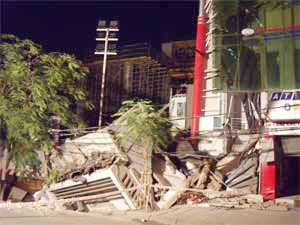 The wreckage of two houses that collapsed January 31 on Ham Nghi St., District 1, HCM City (Photo: Dat Viet) The wreckage of two houses that collapsed January 31 on Ham Nghi St., District 1, HCM City (Photo: Dat Viet)