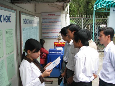Students look for job at a job center in Ho Chi Minh City. (Filed Photo) Students look for job at a job center in Ho Chi Minh City. (Filed Photo)