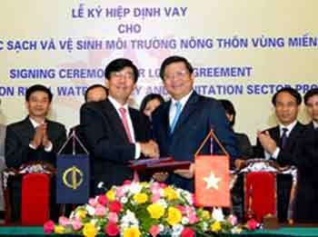 State Bank of Vietnam’s Governor Nguyen Van Giau(R) and ADB Country Director for Vietnam Ayumi Konishi sign an agreement under which ADB provides Vietnam $45 million for the Central Region Rural Water Supply and Sanitation Sector Project. State Bank of Vietnam’s Governor Nguyen Van Giau(R) and ADB Country Director for Vietnam Ayumi Konishi sign an agreement under which ADB provides Vietnam $45 million for the Central Region Rural Water Supply and Sanitation Sector Project.