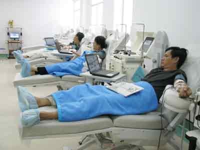 Donors give blood at the newly opened Ho Chi Minh City blood bank on February 2. Vietnam’s first international-standard blood clinic can process and store up to 300,000 units of blood per year. (Photo: Tieu Ha) Donors give blood at the newly opened Ho Chi Minh City blood bank on February 2. Vietnam’s first international-standard blood clinic can process and store up to 300,000 units of blood per year. (Photo: Tieu Ha)