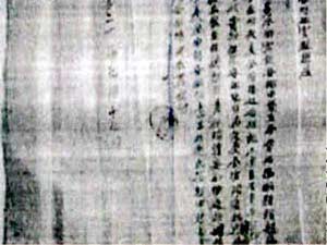 A document written by a Le Dynasty mandarin found in Thua Thien-Hue Province, one of two ancient documents proving Vietnam’s sovereignty over the Hoang Sa (Paracel) islands. The papers were handed over by local authorites to the Foreign Ministry on February 2. (Photo: The Hue Museum) A document written by a Le Dynasty mandarin found in Thua Thien-Hue Province, one of two ancient documents proving Vietnam’s sovereignty over the Hoang Sa (Paracel) islands. The papers were handed over by local authorites to the Foreign Ministry on February 2. (Photo: The Hue Museum)
