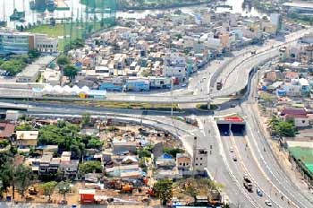 A section of the Thu Thiem Bridge that connects to HCMC’s Binh Thanh District (Photo: SGGP) A section of the Thu Thiem Bridge that connects to HCMC’s Binh Thanh District (Photo: SGGP)