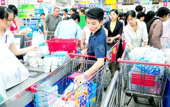 Shopping at a supermarket (Photo: SGGP) Shopping at a supermarket (Photo: SGGP)