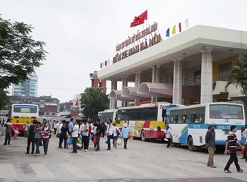 The Giap Bat Bus Station in Hanoi. Several independent bus companies have begun illegally increasing fares by 50-100 percent in the busy lead-up to Tet (Photo: Dat Viet Newspaper) The Giap Bat Bus Station in Hanoi. Several independent bus companies have begun illegally increasing fares by 50-100 percent in the busy lead-up to Tet (Photo: Dat Viet Newspaper)