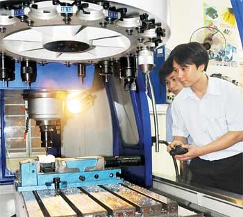 Mechanics students of HCMC-based Hung Vuong Engineering Technology School practice operating a milling-machine. Deputy PM Nhan said the training project to be carried out this year must meet rural laborers’ diverse demands for vocational training. (Photo: SGGP) Mechanics students of HCMC-based Hung Vuong Engineering Technology School practice operating a milling-machine. Deputy PM Nhan said the training project to be carried out this year must meet rural laborers’ diverse demands for vocational training. (Photo: SGGP)