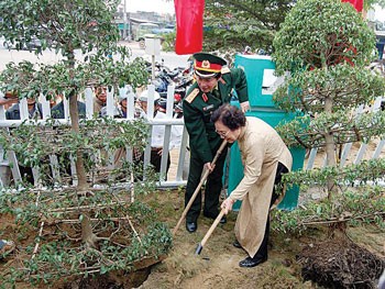Former Vice-President Nguyen Thi Binh (R) and Deputy Minister of National Defense Nguyen Huy Hieu (L) plant trees in the opening ceremony of the memorial-tourism center in Quang Tri Province. Former Vice-President Nguyen Thi Binh (R) and Deputy Minister of National Defense Nguyen Huy Hieu (L) plant trees in the opening ceremony of the memorial-tourism center in Quang Tri Province.
