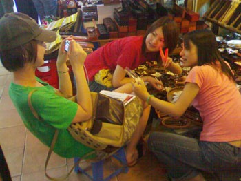 Japanese visitors go to Ben Thanh Market to do shopping. (Photo:KK) Japanese visitors go to Ben Thanh Market to do shopping. (Photo:KK)